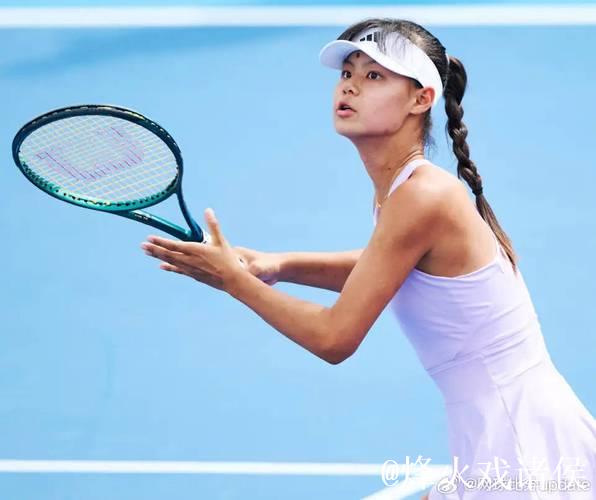超越郑钦文比肩费德勒！15岁天才少女一鸣惊人，创造中国网球历史