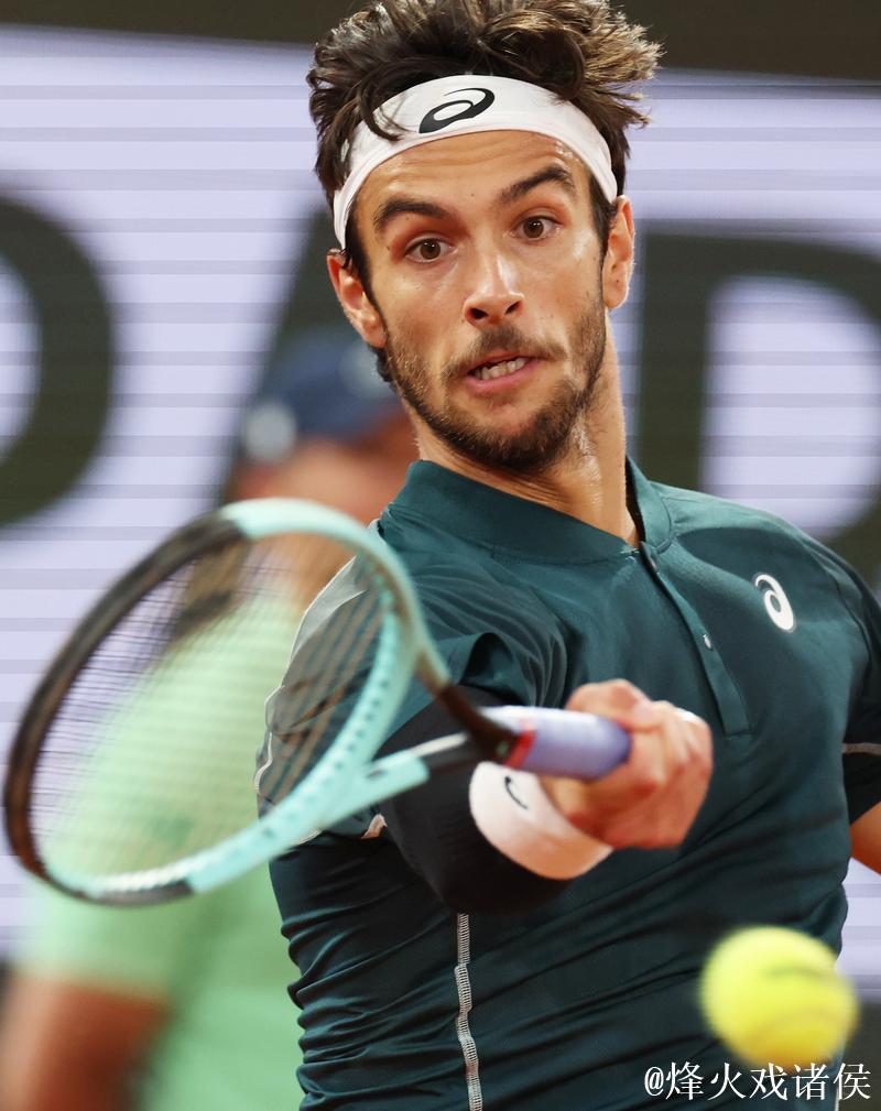 阿尔卡拉斯两盘完胜穆塞蒂,锁定年终世界第一宝座 阿尔卡拉斯两盘完胜穆塞蒂,锁定年终世界第一宝座